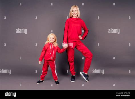 In Voller L Nge Portr T Mutter Mit Der Tochter Im Sport Suits Beautiful Und Junge Blonde Frau