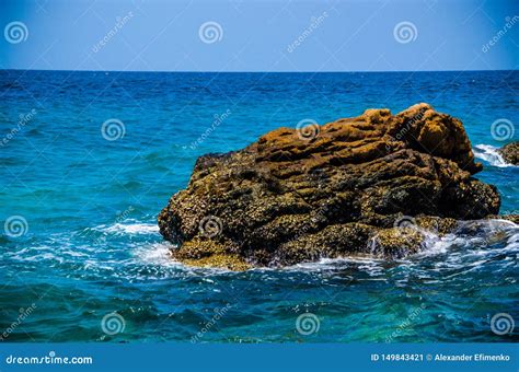 Ondas Do Oceano Se Quebrando Nas Rochas Da Costa Imagem De Stock