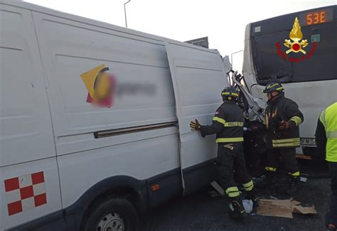 Venezia Furgone Tampona Bus Sul Ponte Della Libert Alcuni Feriti