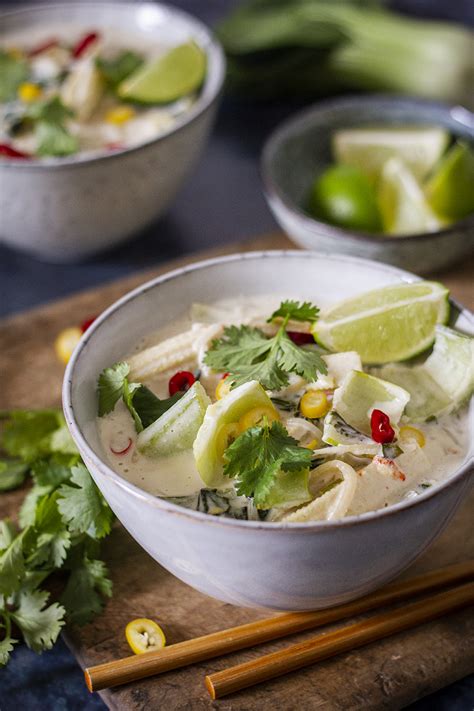 Thailändische Kokosmilch Suppe mit Pak Choi und Reisnudeln Simply Vegan