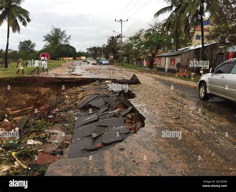 Casas Dañadas Y Carreteras En La Ciudad Africana Después Del Huracán