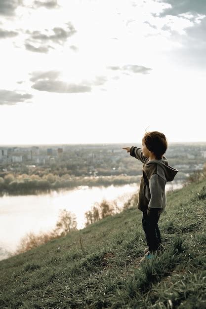 Vista Trasera De Una Mujer Caminando Por El Campo Contra El Cielo