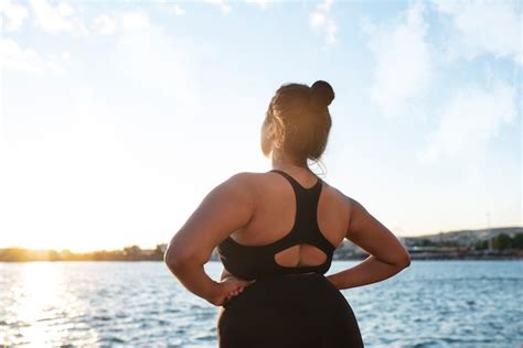 Mujer Con Sobrepeso Haciendo Ejercicio Al Aire Libre Junto Al Lago