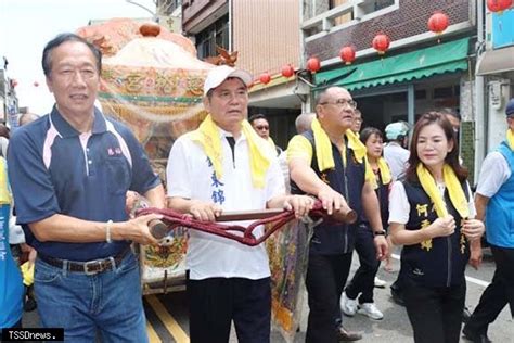 竹南中港慈裕宮媽祖繞境端午祭江洗港祈福 郭台明也來軋一腳