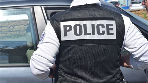 Conduisant Sans Permis Il Est Reconnu Par Les Policiers De