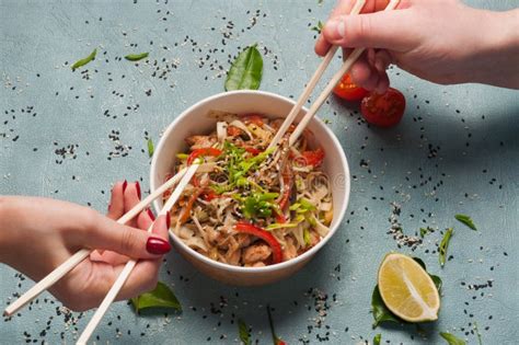 Un Hombre Y Una Ni A Comen Fideos Asi Ticos Con Cerdo Y Verduras Juntos