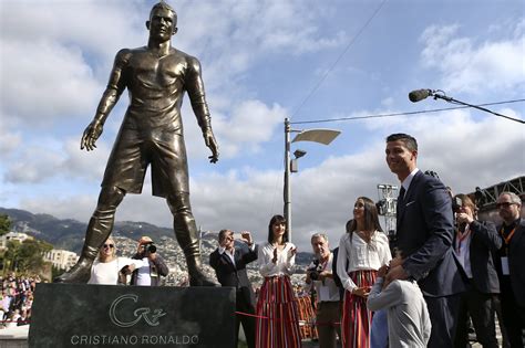 cristiano ronaldo statue madeira airport Cristiano ronaldo statue: ace