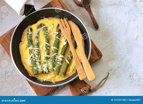 Frittata Con El Esp Rrago Y El Queso El Desayuno Sano Los Huevos Fritos