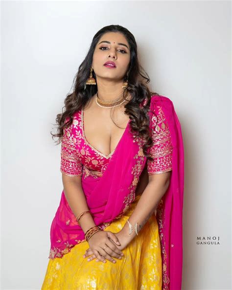 Vishnu Priya Bhimeneni Stunning Looks In Traditional Dress Oneindia