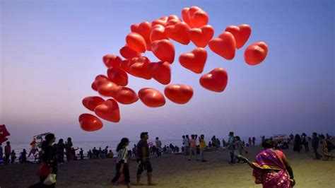 New Year celebrations: Huge crowd emerges at Marine Drive, Mumbaikars ...