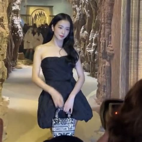 Blackpink Jisoo Proves Her Natural Beauty At Dior Show Pannkpop