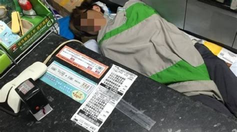 超商大夜店員睡覺被進門的女客人驚醒連忙瘋狂道歉，但對方「拿出這個東西給他結帳」後卻馬上爆哭 Peekme