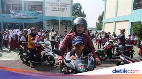 Hari Pertama Masuk Sekolah Ortu Siswa Ramai Ramai Antar Anaknya