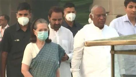 Gandhi Jayanti 2022 Congress Leaders Sonia Gandhi Kharge Pay Tribute