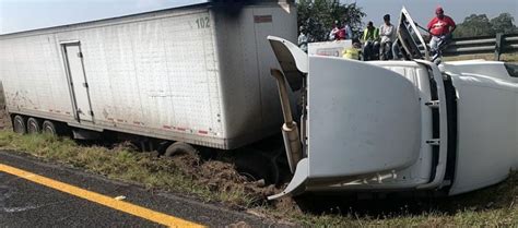 Y VUELA EL AZÚCAR VUELCA TRÁILER CON AZÚCAR EN COTAXTLA