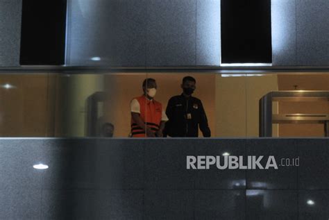 Kenakan Rompi Oranye Yana Mulyana Resmi Ditahan Kpk Republika Online