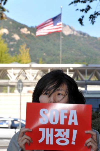 韩国民众集会抗议驻韩美军强奸韩女学生新闻中心新浪网