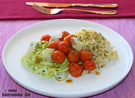 Espaguetis De Pasta Y De Calabac N Con Tomates Cherry Salteados A Las