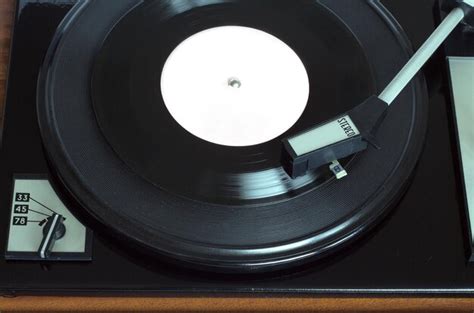 Viejo Tocadiscos Vintage Tocando Discos De Vinilo Con Etiqueta Blanca