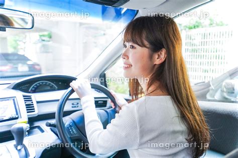 車を運転する女性の写真素材 174680815 イメージマート