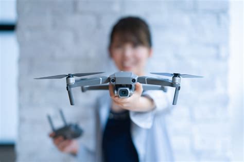 ドローンとヘリコプターの違いとは名前の由来や各種規制について解説 ドローンガイド DRONE GUIDE