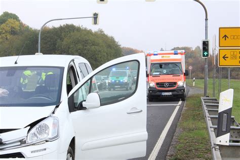 Main Tauber Kreis Ausgebranntes Fahrzeug Ältere Frau am Kreisverkehr