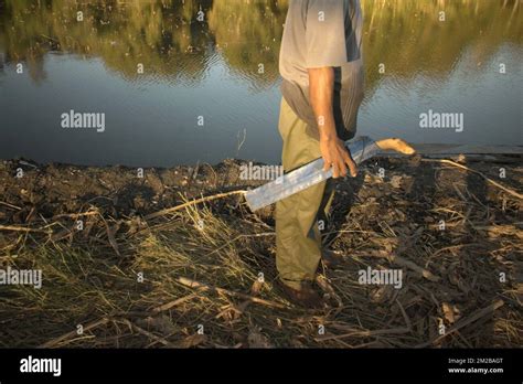 Un aldeano está de pie a un lado del lago Peto mientras mantiene una