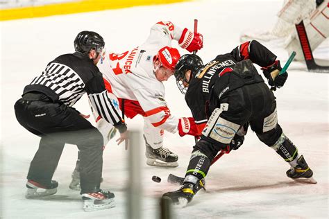 Eishockey Bayernliga EHC Königsbrunn gewinnt nach Abwehrschlacht in