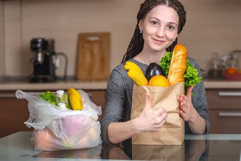 Document Versus Plastic Zakken Voor De Verpakking Van En Het Dragen Van