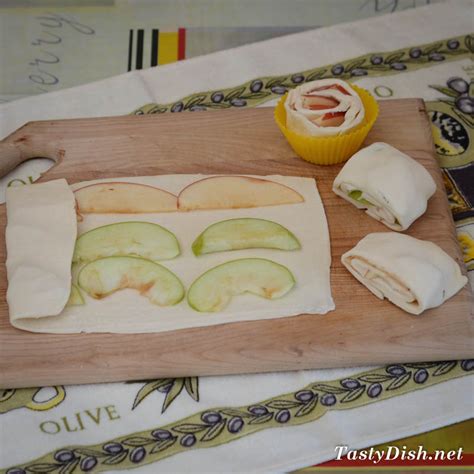 СЛОЙКИ С ЯБЛОКАМИ («РОЗЫ») (пошаговый рецепт с фото)