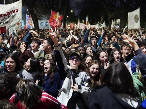 Alumnos Y Docentes Marcharon Desde El Mariano Acosta Hacia La Jefatura