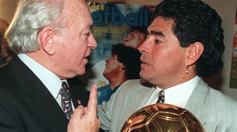 Se suspendió la subasta del Balón de Oro que Diego Maradona ganó en