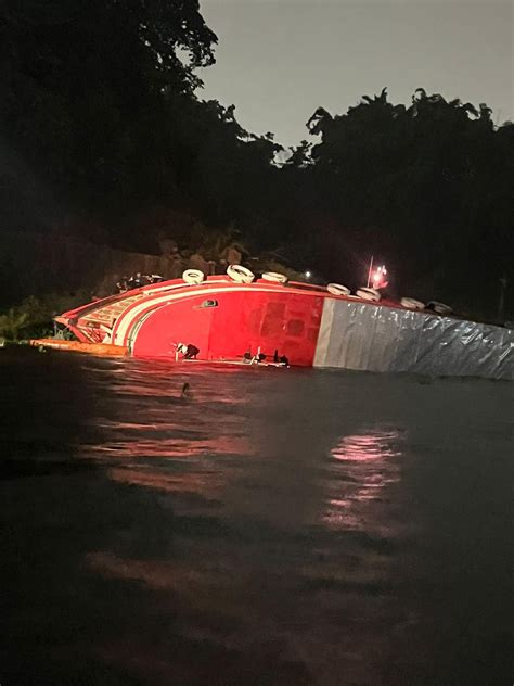 Corpo de Bombeiros resgata 42 pessoas após barco afundar no rio