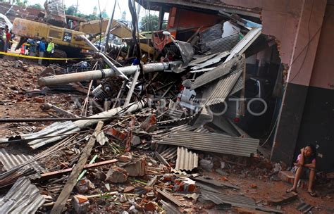 KECELAKAAN TRUK PENGANGKUT ALAT BERAT ANTARA Foto