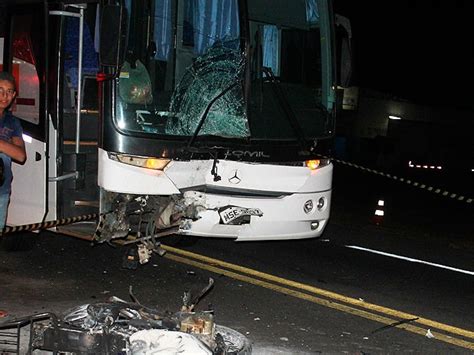 G1 Homem morre após moto pegar fogo em batida ônibus de