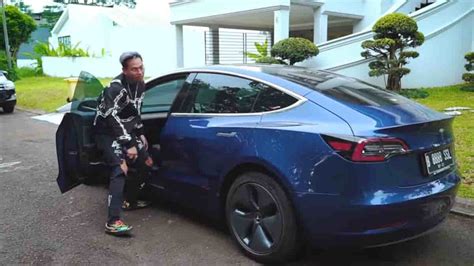 Mobil Tesla Model 3 Yang Dibeli Indra Kenz Rp 1 3 M Disita Polisi