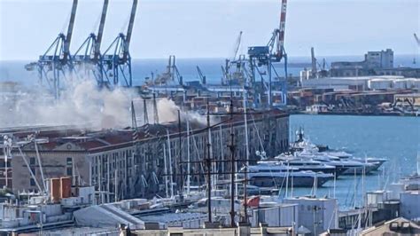 Incendio Ai Magazzini Del Cotone Di Genova A Fuoco La Copertura