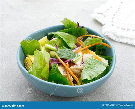 Salada Verde De Folhas Verdes Mistura Vegetais Frango Assado Foto