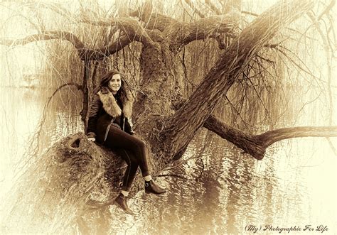 La Jeune Fille Et L Arbre Petit Moment De Repos Sur Un Arbre Pour