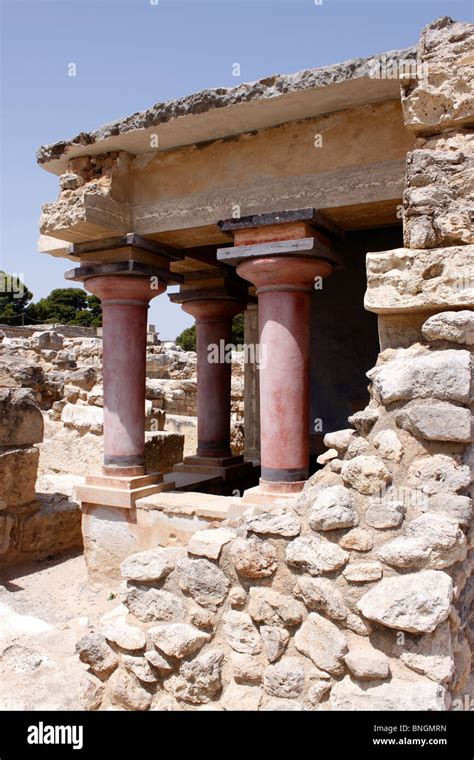 The Palace Of Knossos On The Greek Island Of Crete Stock Photo Alamy