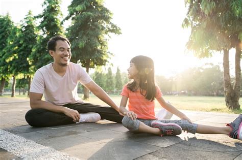 Padre Asi Tico E Hija Peque A Hacen Ejercicios Al Aire Libre Foto Premium