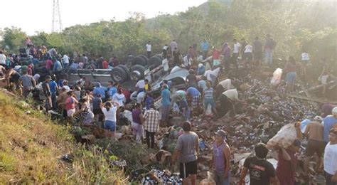 Camión de cervezas se vuelca en carretera y personas lo saquean Video