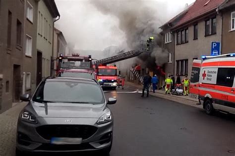 Reihenhaus In Greu En In Flammen Feuerwehr Retten Bewohner Aus Dunkler