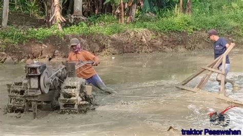 Skil Meratakan Lahan Lumpur Dalam Oleh Joki Muda Traktor Sawah YouTube