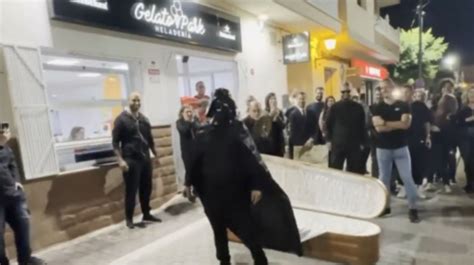 Homem Ressuscita Fantasiado De Darth Vader E Surpreende Namorada Em