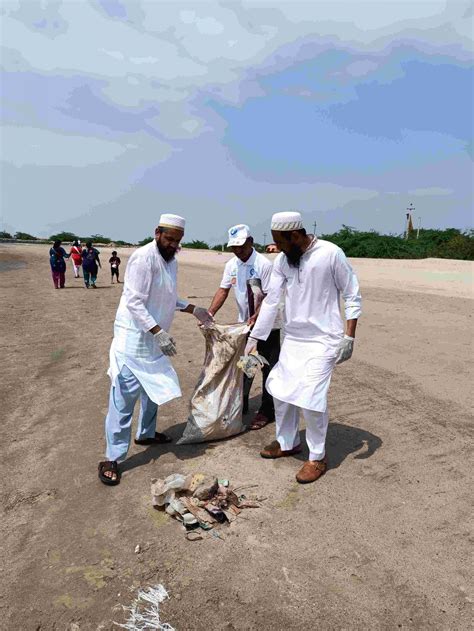 Dawoodi Bohras Join Beach Neighbourhood Cleanups To Mark World