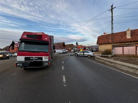 Accident la Brateiu Un șofer de 70 ani transportat la spital după o