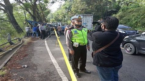 Oleng Di Tikungan Sebuah Minibus Di Wonosobo Jatuh Ke Sungai