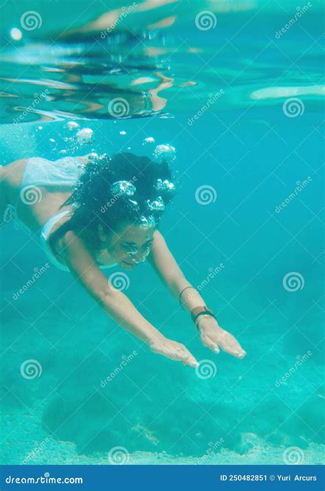 Bella Mujer Nadando Bajo El Agua En La Playa Del Paraíso Libertad