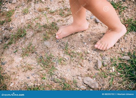 Plan Rapproch Aux Pieds Nus De Petite Fille D Un Pied Sur Un Fond